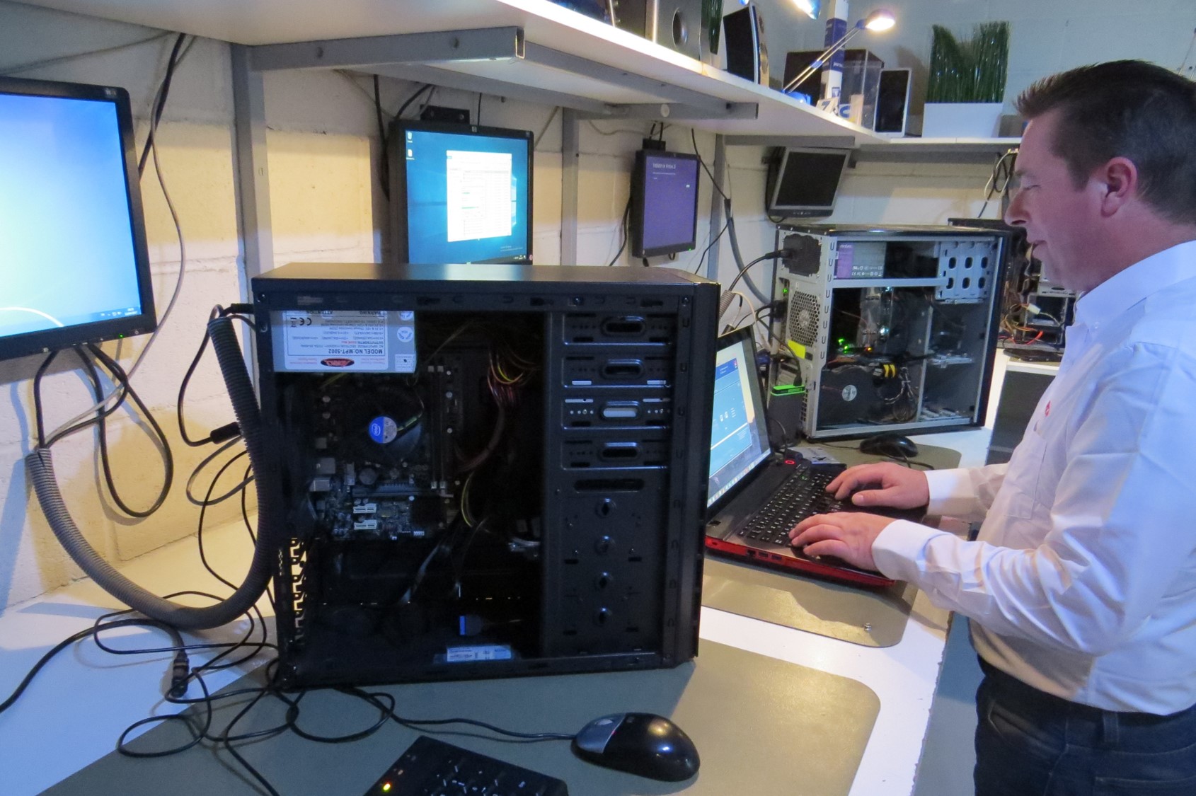 Informaticien en pleine réparation informatique dans un atelier technique 