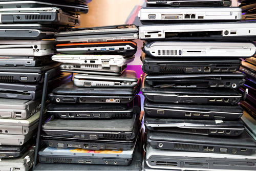 Emplilement d'ordinateurs portables destinés à la réparation informatique pour permettre le recyclage