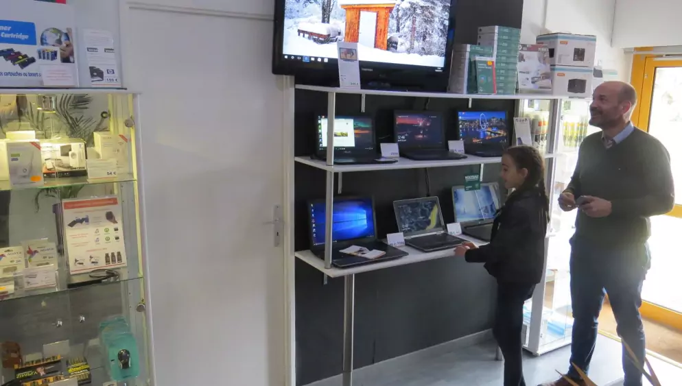 Présentation de l'équipement réseau et des produits informatiques en rayon.